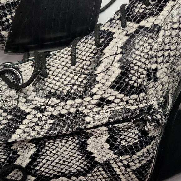 Diane von Furstenberg Dakota Snake Print 6 Leather Lace up Booties New! - Picture 7 of 12